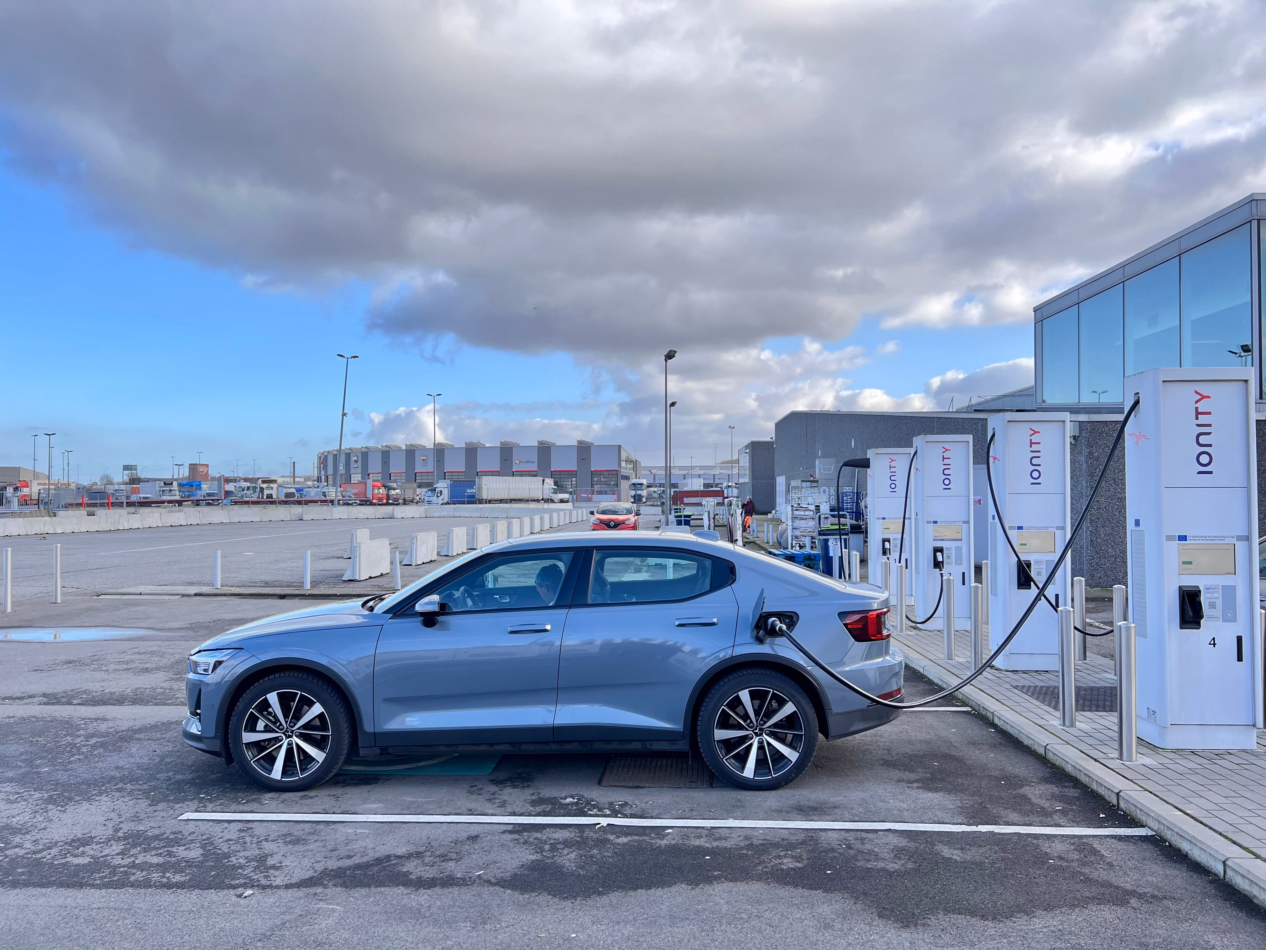 Hoe houden de Polestar 2 en Audi e-tron zich in de leasepraktijk?